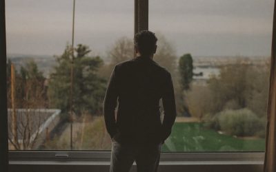 Crise de la quarantaine et rejet du conjoint : ce qui se joue vraiment chez l’homme