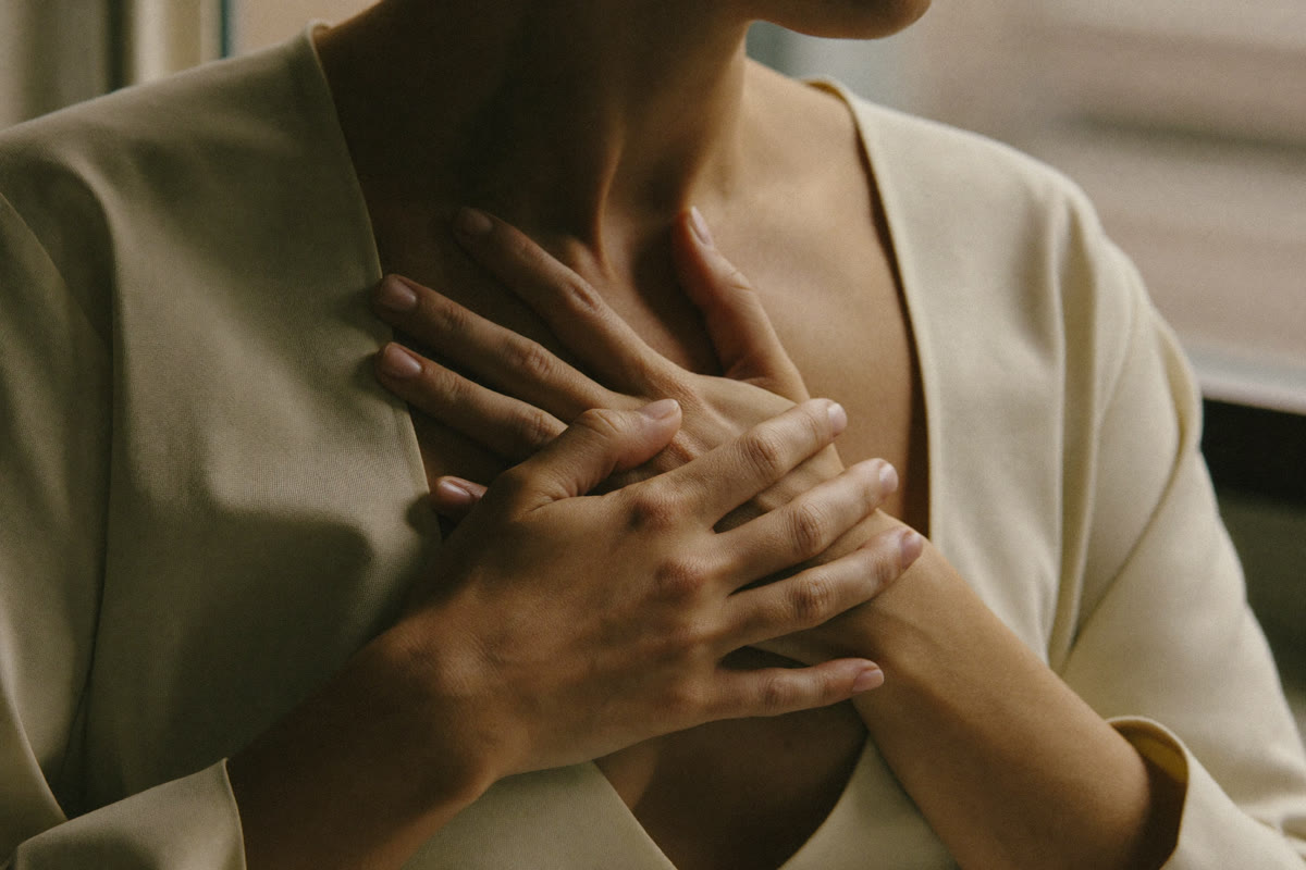 Éveiller sa déesse intérieure : les mains posées sur le cœur, le geste de l'amour de soi