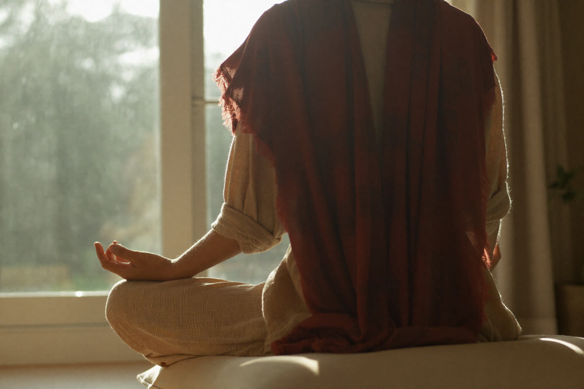 Éveiller sa déesse intérieure : la méditation au calme, tournée vers sa source