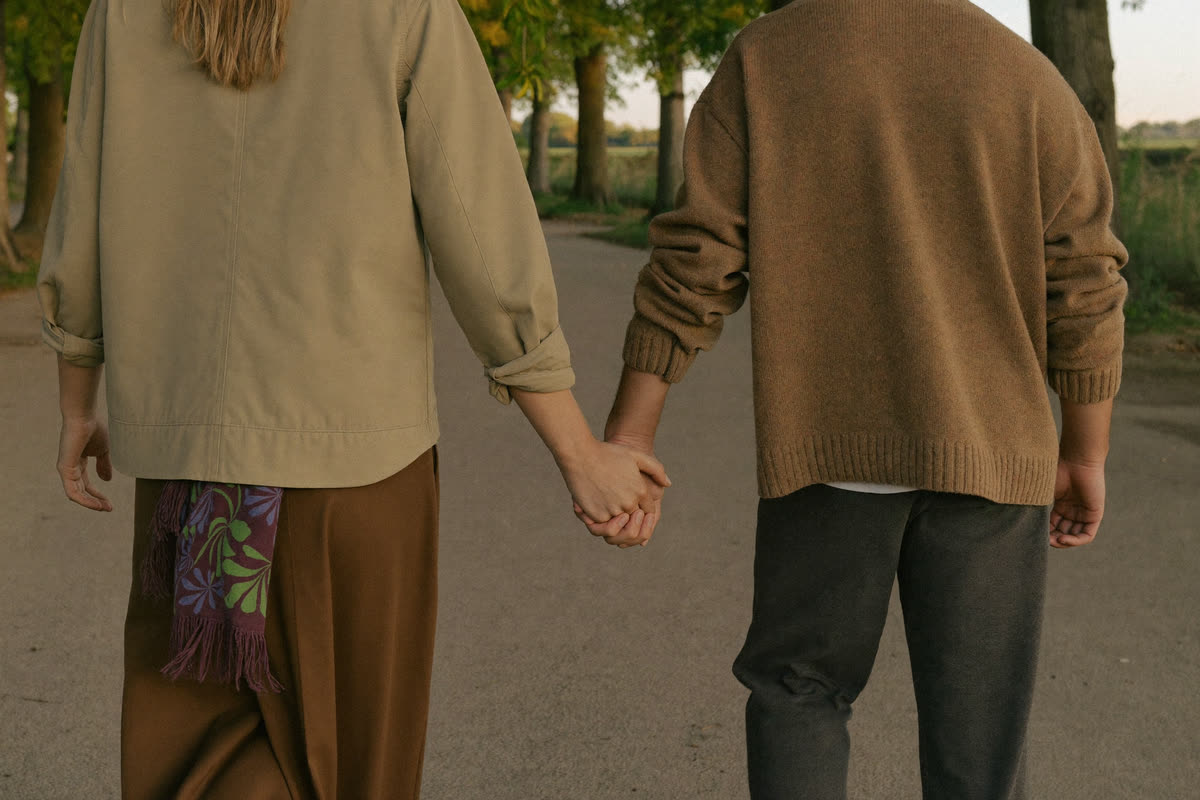 Comment savoir qu'un homme est sincere : un couple main dans la main a la golden hour