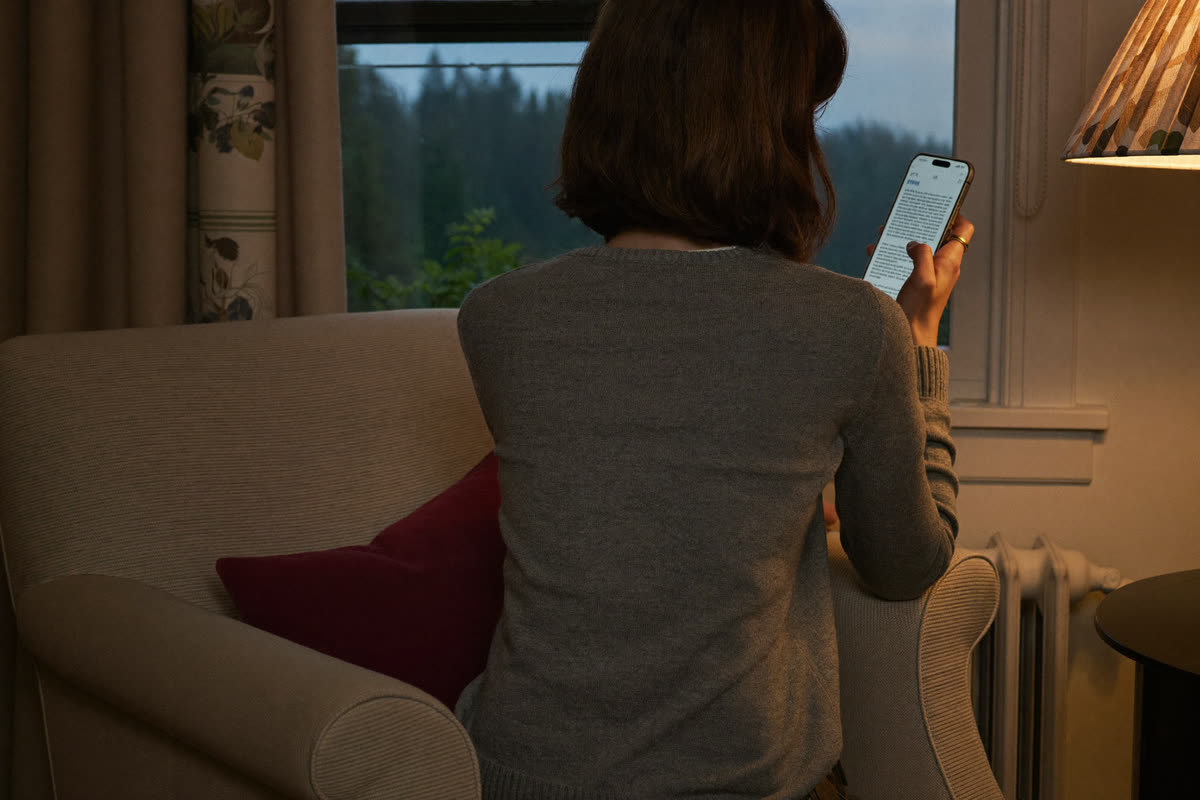Homme sincere par message : une femme lit son telephone