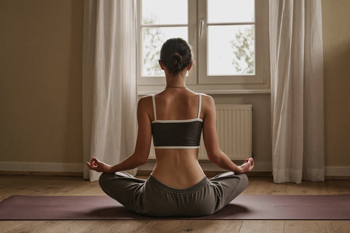 Respiration tantrique : la posture assise, dos droit, épaules relâchées