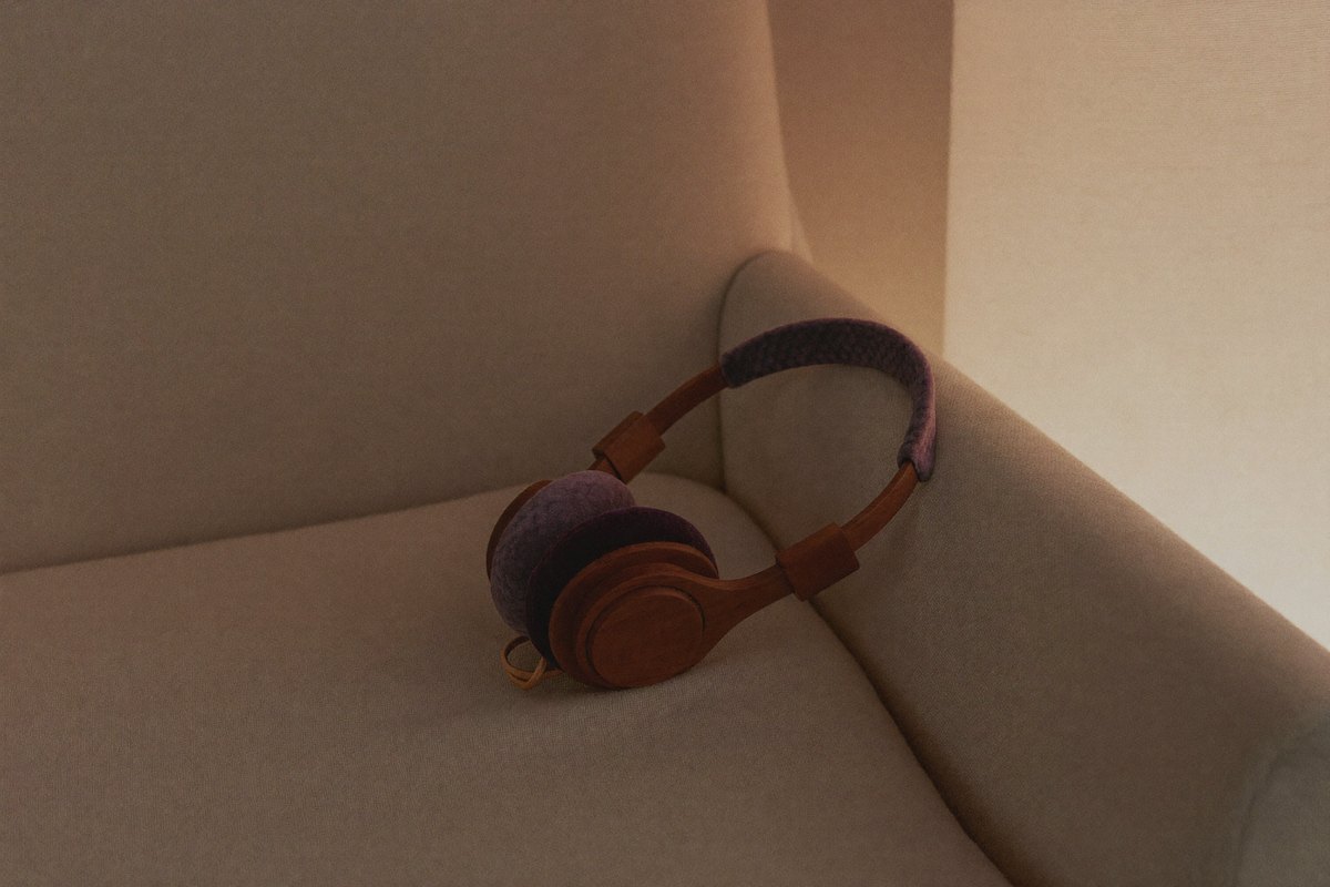 Lecture d'âme : un casque audio en bois posé sur un fauteuil, dans une lumière chaude